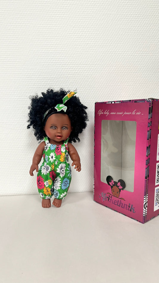Poupée Aïcha – Poupée noire aux cheveux bouclés avec tenue fleurie verte (mesure 25 cm)